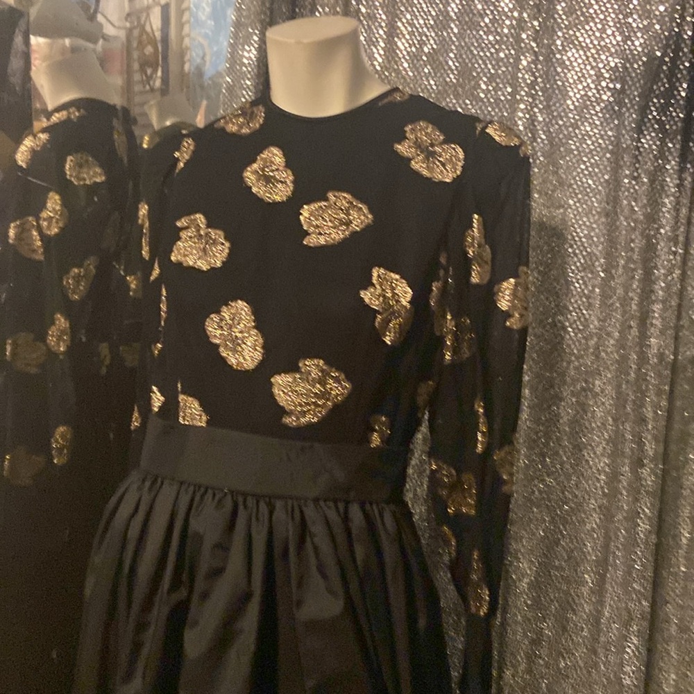 Vintage sz 10 black / gold Themes long gown.sheer sleeves, classic beauty